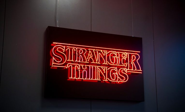 Stranger Things mieri na divadelné dosky. Pozrie sa na príbeh Vecnu a vrátia sa aj ďalšie známe postavy