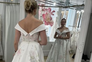 Ľudí na internete vydesila fotka zo svadobného salónu. Čo je na nej také zvláštne?