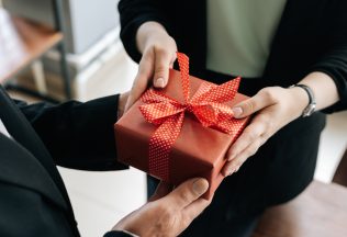 Nevieš, aký vianočný darček vybrať priateľom či rodine? Nechaj si poradiť od ich znamenia