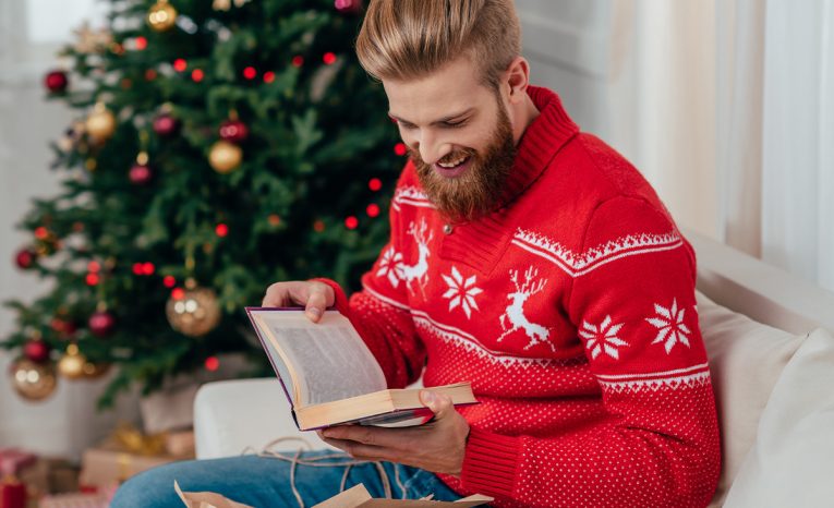 Knižné Vianoce: Tituly, ktoré potešia pod stromčekom každého milovníka kníh