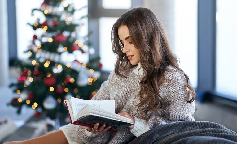 Knižné Vianoce: Tituly, ktoré potešia pod stromčekom každú milovníčku kníh