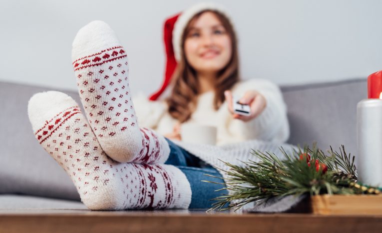 Čo pre nás chystajú televízie na Vianoce? Tešiť sa môžeme na rozprávky, komédie aj lákavé premiéry