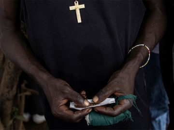 Africkú krajinu sužuje ničivá droga, ktorej súčasťou sú vraj aj ľudské kosti