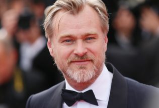 Christopher Nolan pri cvičení narazil na video inštruktorky, ktorá strhala jeho film Tenet: „Dve hodiny života, ktoré mi nikto nevráti.“