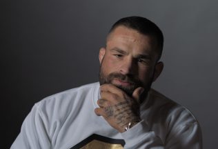 Dokumentárny film Karlos sa pozrie na život a kariéru kontroverzného zápasníka MMA
