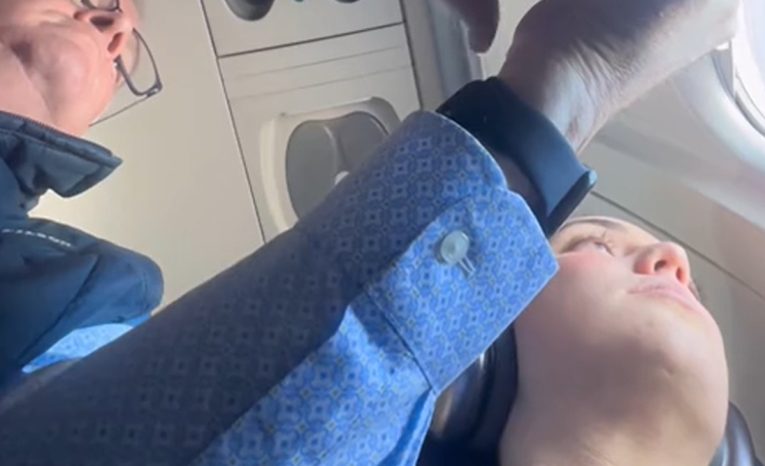 Nevychovaný pasažier. TikTokerka natočila muža, ktorého správanie v lietadle pobúrilo internet