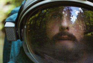Adam Sandler sa predstavuje ako český astronaut v lákavom sci-fi Spaceman od Netflixu