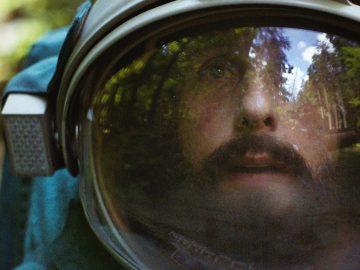 Adam Sandler sa predstavuje ako český astronaut v lákavom sci-fi Spaceman od Netflixu