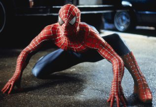 Známa scéna zo Spider-Mana bola natočená bez použitia digitálnych trikov. Vyžiadala si viac ako 150 pokusov
