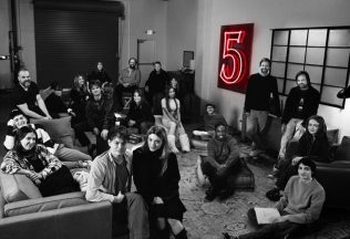 Tvorcovia Stranger Things sa pochválili fotkou z natáčania piatej série. Prezradili ňou spoiler