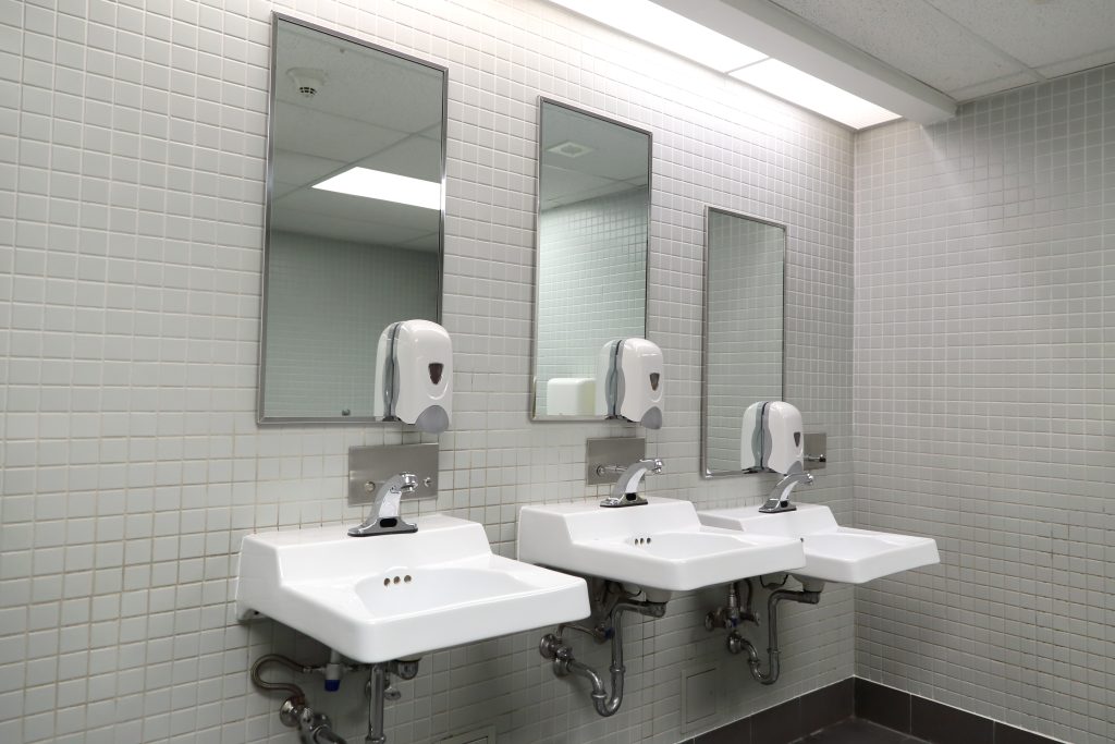 Škola odstránila zrkadlá na toaletách. Chce tým zabrániť tomu, aby si žiaci neustále natáčali TikTok videá.