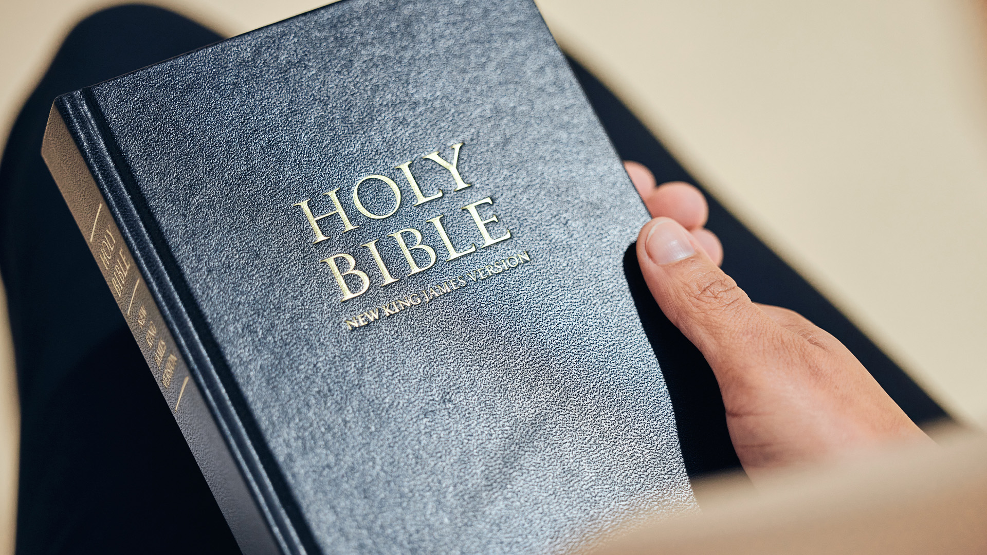 Čítali ste niekedy Sväté písmo? O čom je a aké tajomstvá ukrýva Biblia?
