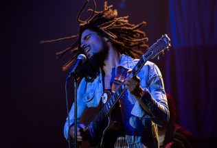 Legendárny spevák, ktorý zmenil svet hudby. Lákavá biografická dráma Bob Marley: One Love vyzerá výborne