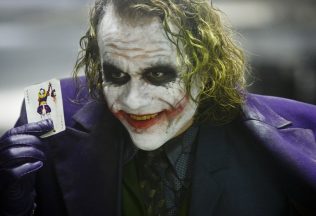 Joker z Temného rytiera mal pôvodne vyzerať inak. Jeho obrázky ti privodia nočné mory