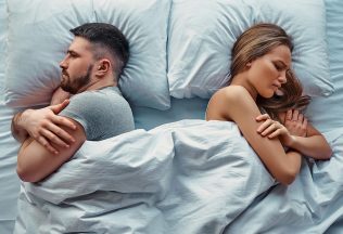 Muži sa podelili o to najhoršie, čo im ženy povedali počas posteľných radovánok