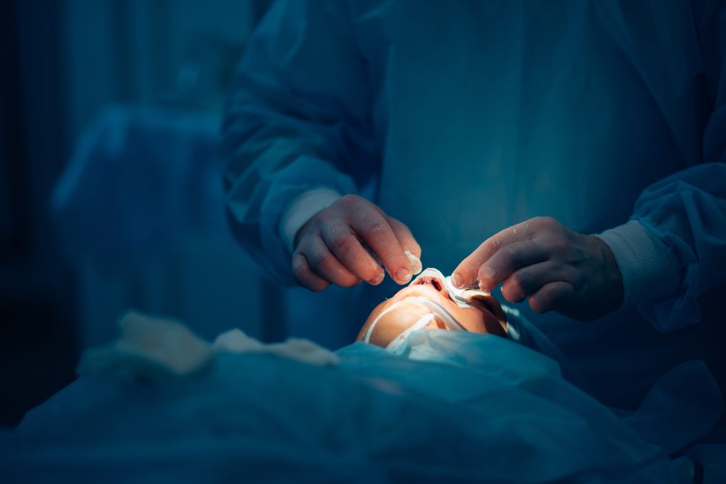 Plastický chirurg o svojej práci: Niektoré klientky sa plastickou operáciou snažia zachrániť vzťah. Ak je zákrok lacný, nemusí byť bezpečný