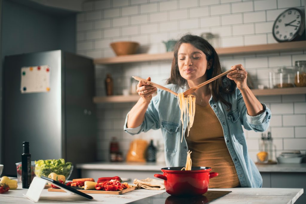 Varenie doma alebo stravovanie sa v reštaurácii? Mýty a fakty o tom, čo je lacnejšie a zdravšie