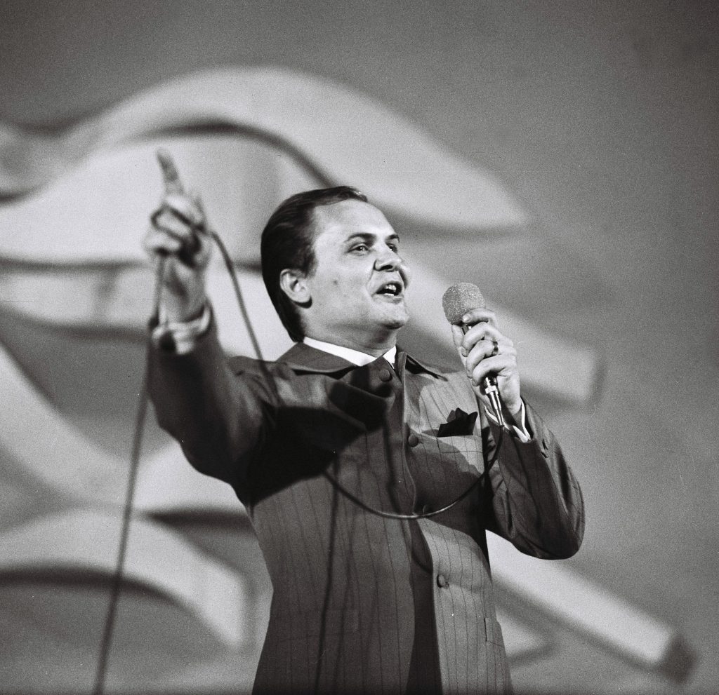 Obľúbený slovenský spevák Dušan Grúň, ktorého kariéra siaha až do 60. rokov minulého storočia dnes podľahol zápalu pľúc.