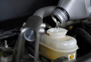 Výmena brzdovej kvapaliny v aute ti môže zachrániť život: Prečo je taká dôležitá?