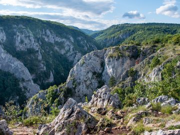 Hobitie domčeky alebo slovenský Grand Canyon. Ktoré miesta na Slovensku pripomínajú zahraničie?