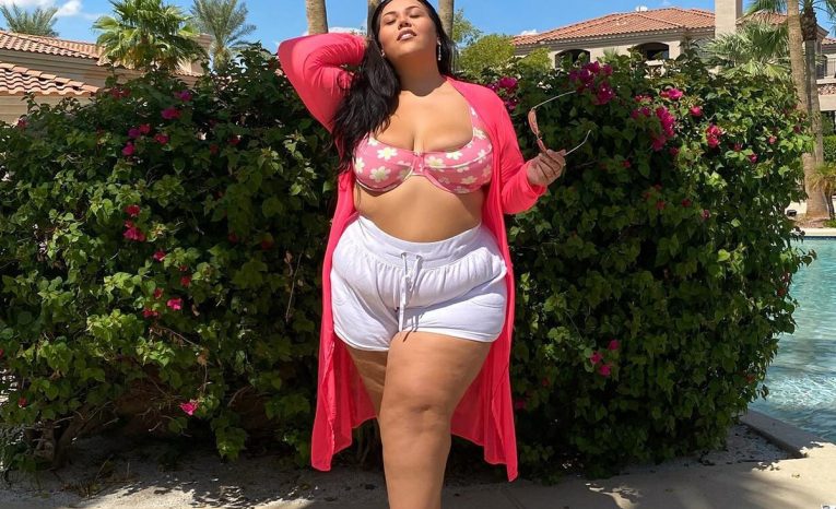 Ľudia jej vykrikujú, že zomrie predčasne. Plus-size influencerka však svoje faldíky miluje