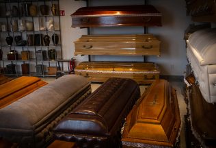 Slovenka o práci v americkom pohrebníctve: O tom najhoršom, čo som zažila, legálne ani nemôžem hovoriť (ROZHOVOR)