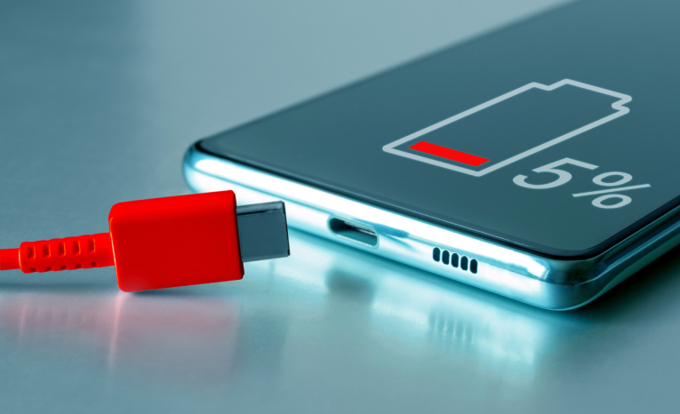 Za vybitý mobil si často môžeš aj sám. 5 vecí, ktoré vybíjajú a ničia batériu tvojho telefónu