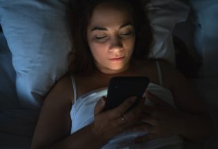 Zvykneš byť na telefóne pred spánkom