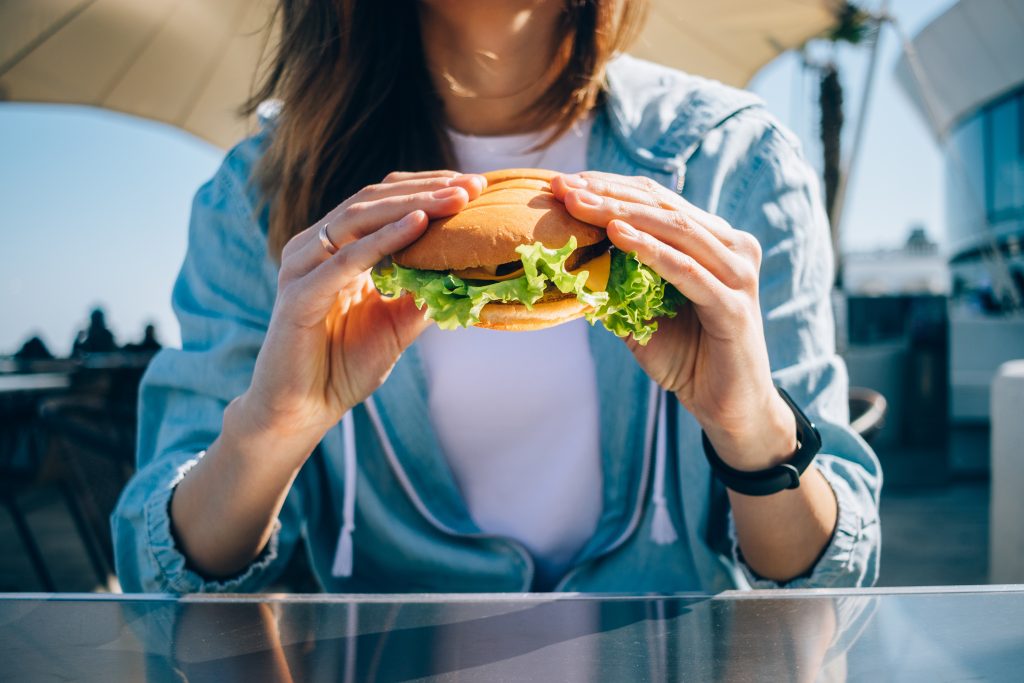 Ako správne jesť hamburger či veterník? Madam Etiketa prezrádza základné pravidlá správania sa v modernej spoločnosti, aby si nebol za odľuda