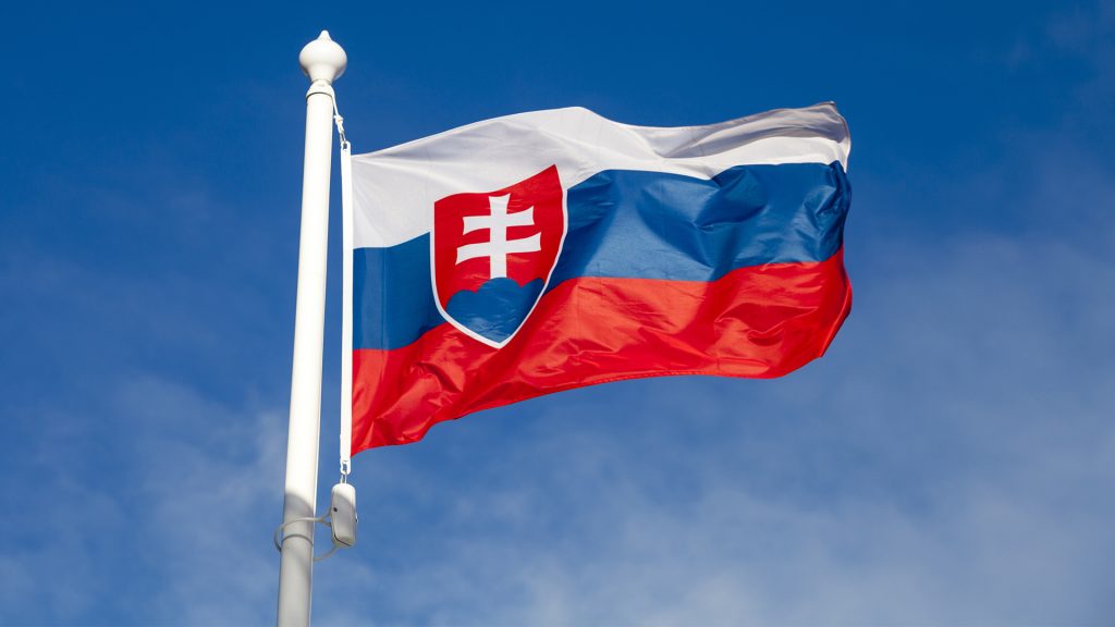 Americký humoristický web Cracked zrecenzoval vlajky európskych štátov. Slovenská vlajka sa dočkala veľkej pochvaly.