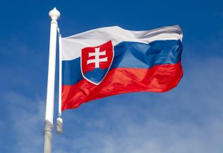 Americký humoristický web Cracked zrecenzoval vlajky európskych štátov. Slovenská vlajka sa dočkala veľkej pochvaly.