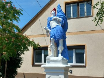 Historickú sochu sv. Floriána z 18. storočia, ktorá sa nachádza v Bratislave - Rači neznámy páchateľ svojvoľne premaľoval, čím ju poškodil.