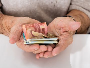 600 eur navyše k dôchodku? Zistite, či ste medzi Slovákmi, ktorí majú na ne nárok