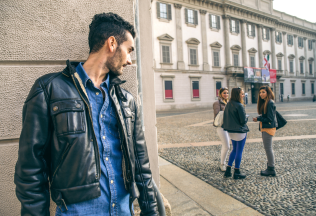 Znaky, že si sa dala dokopy so stalkerom. Ako rozpoznať varovné signály a čo v takom prípade robiť