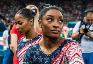 Ľudia na internete kritizujú Simone Biles kvôli neupraveným vlasom. Toto im gymnastka odkazuje