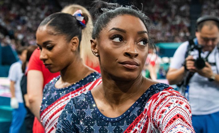 Ľudia na internete kritizujú Simone Biles kvôli neupraveným vlasom. Toto im gymnastka odkazuje