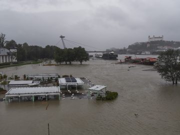 Nepremávajú vlaky medzi Bratislavou a Viedňou a mnohé cesty v okolí slovenského hlavného mesta sú nepredajné.