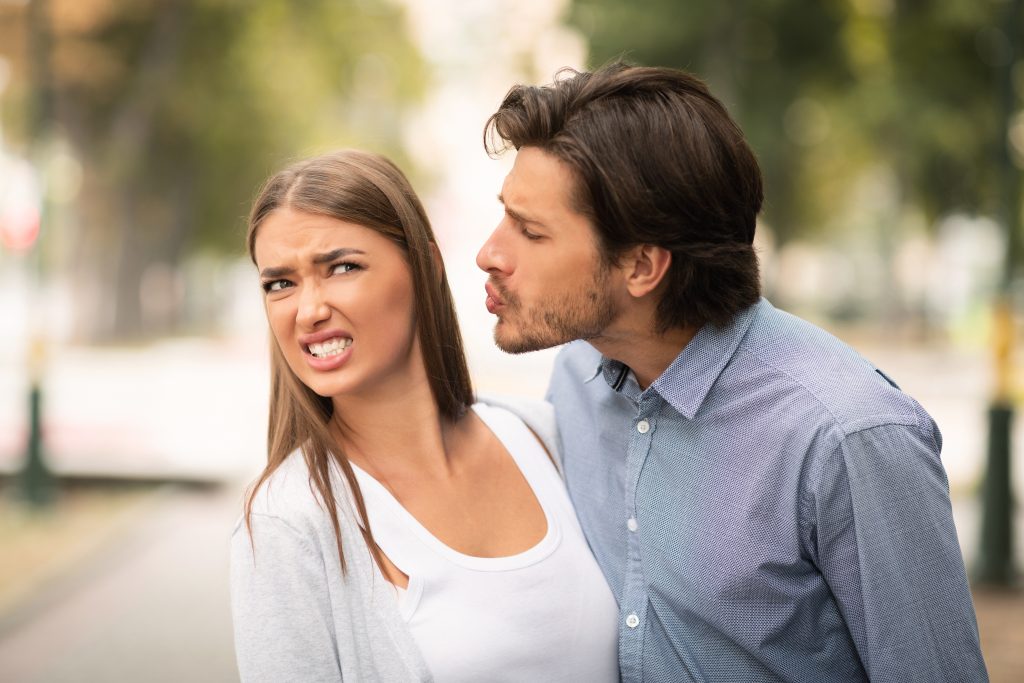 Ako slušne odmietnuť muža? Odpoveď na túto otázku komplikuje fakt, že bez ohľadu na formu odmietnutia zvykne byť reakcia agresívna.