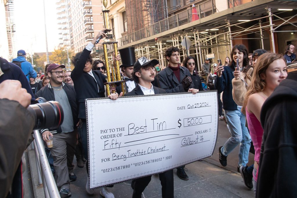 Timothée Chalamet poctil svojou prítomnosťou súťaž jeho dvojníkov, ktorá sa konala v New Yorku. Jedného súťažiaceho zatkla polícia.