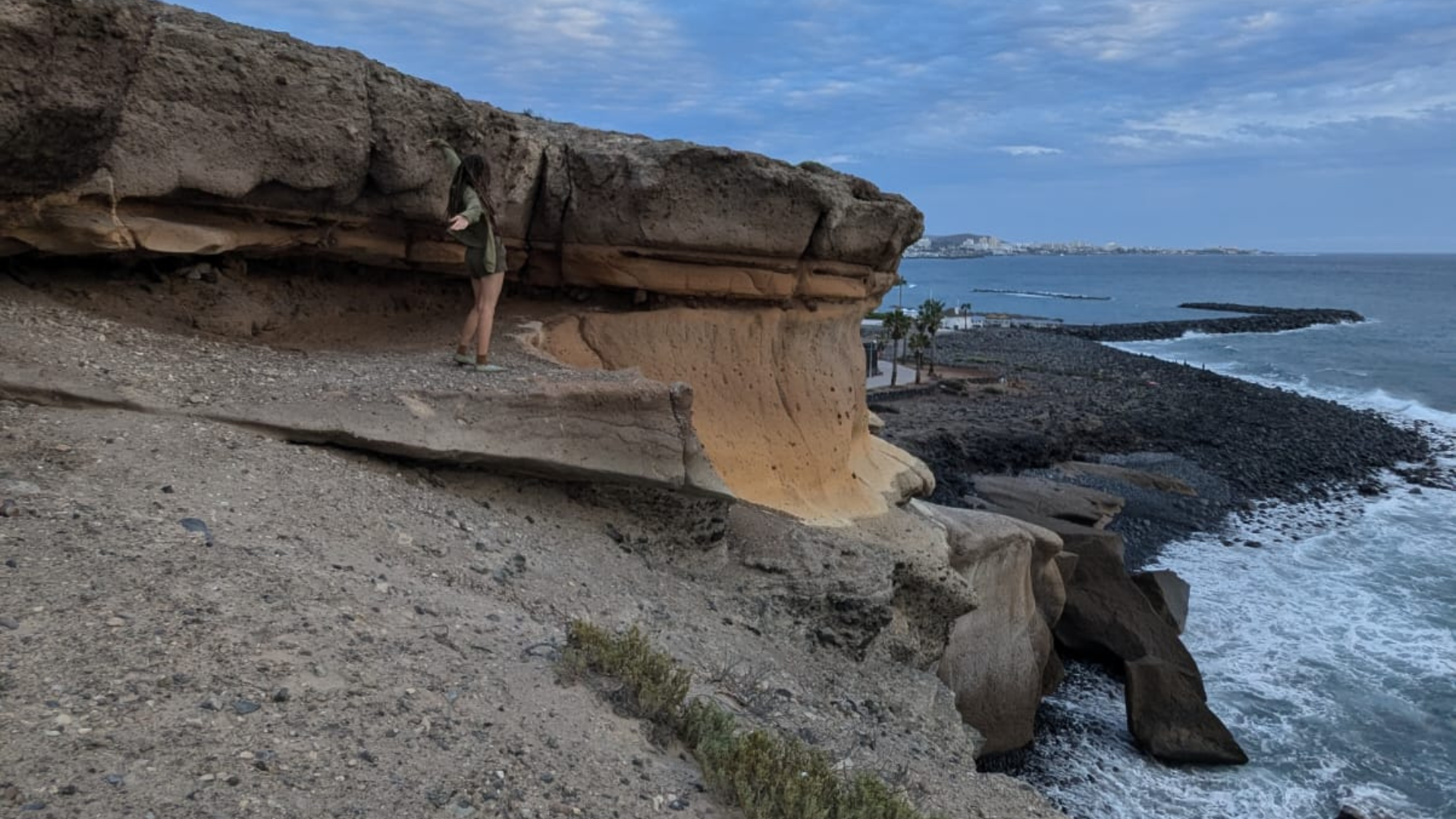 Barborin život na Tenerife nie je luxusná dovolenka. Za ubytovanie neplatí nič, býva v hippie komunite