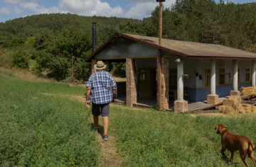 Markizácka farma padla k zemi. Namiesto štábu prišli „súťažiť“ bagre