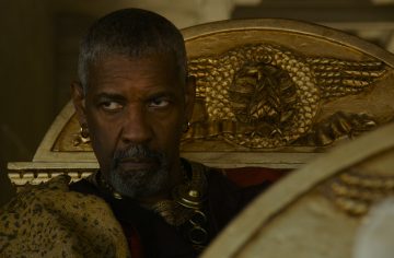 Z druhého Gladiátora vystrihli scénu, v ktorej sa Denzel Washington bozkáva s mužom. Podľa herca sa zľakli