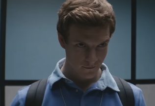 Sériový vrah Dexter sa vracia v novom seriáli. Trailer ukazuje jeho krvavé začiatky