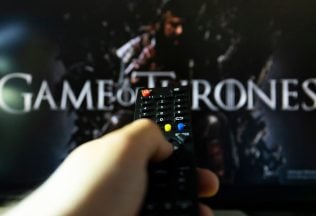 HBO pracuje na lákavom celovečeráku zo sveta Hry o tróny