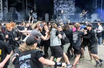 Crowdsurfing, headbanging a iné. Ako vznikli známe prvky, ktoré dostávajú návštevníkov koncertov do varu?