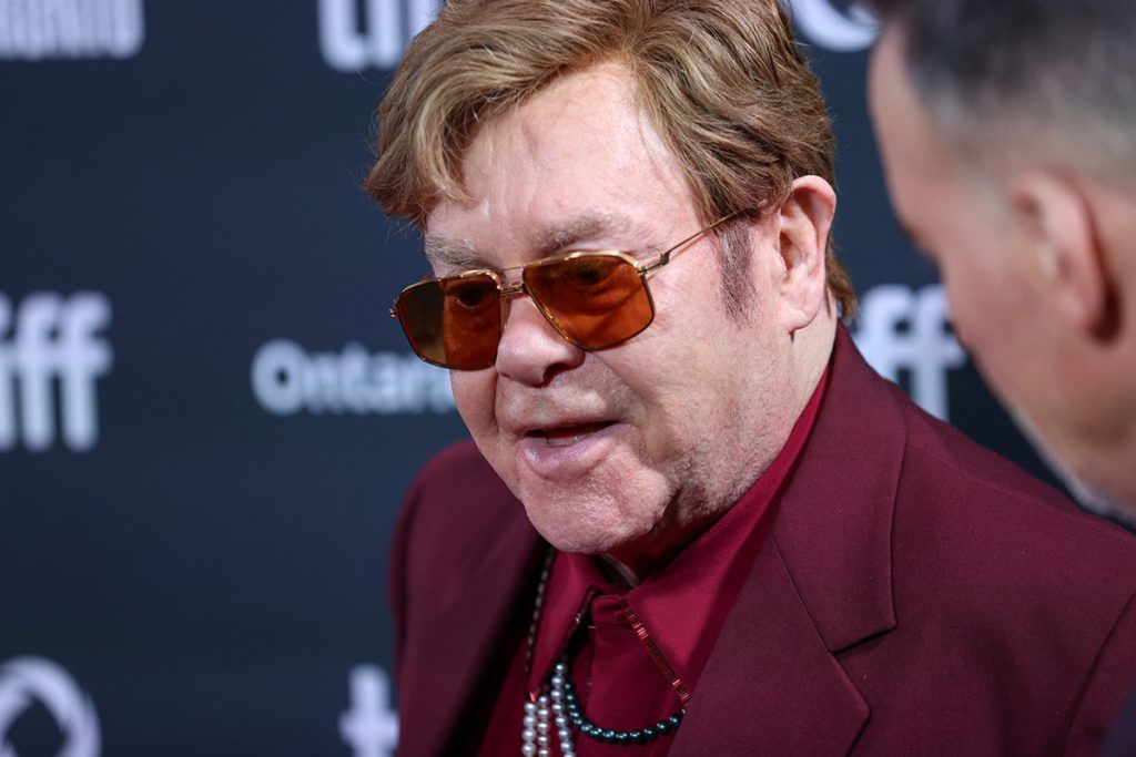 Legendárny britský hudobník Elton John bojuje s nepríjemnou infekciou, ktorá ho takmer úplne pripravila o zrak.