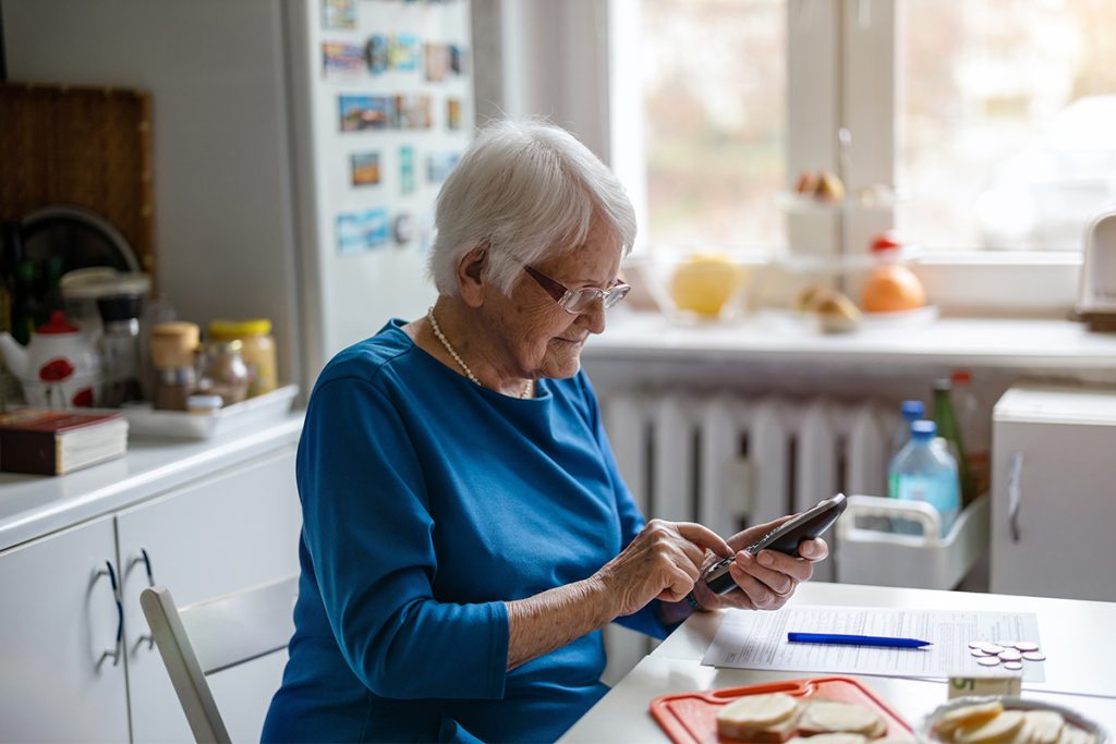 Umelá babka je nočnou morou telefonických podvodníkov. AI program Daisy sa dokáže s nimi rozprávať celé hodiny a ochrániť tak skutočných ľudí.